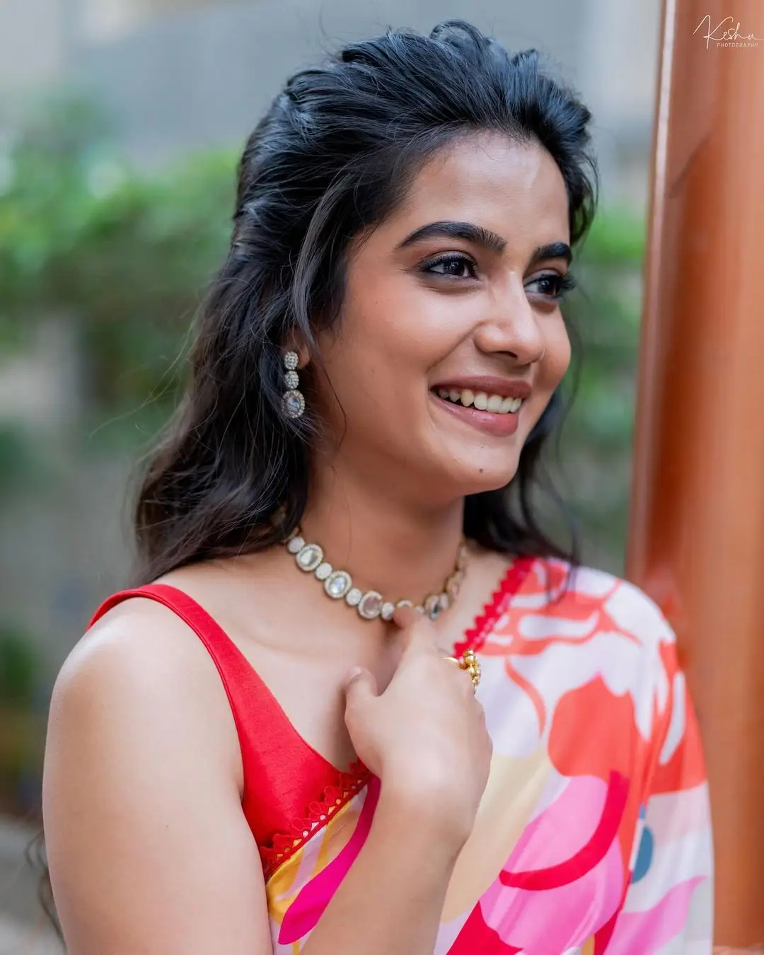 indian actress gouri priya photoshoot in red saree sleeveless blouse